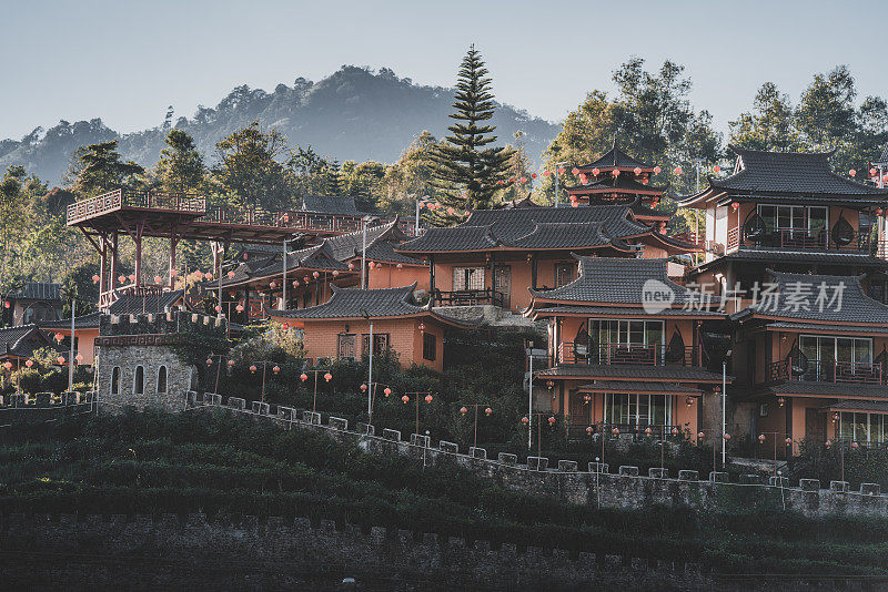 泰国北部湄宏山的Ban Rak Thai村